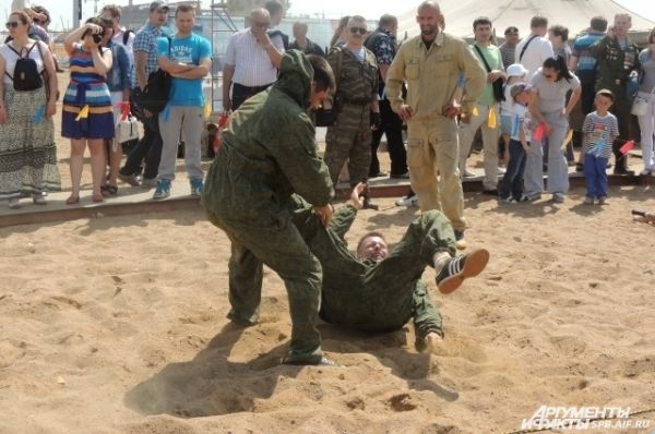 Зрители понаблюдали за рукопашным боем.