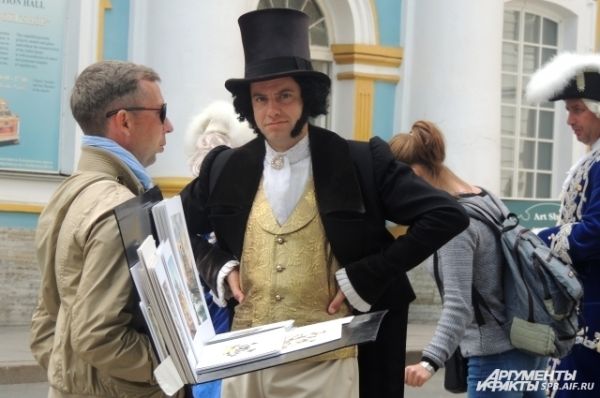 У входа в парк посетителей встречает сам Пушкин.