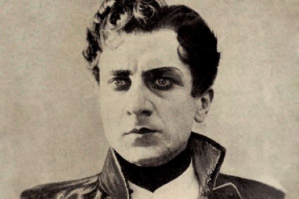Первая попытка экранизации «Войны и мира» состоялась в 1913 году. В немом кинофильме Петра Чардынина роль Андрея Болконского исполнил Иван Мозжухин.