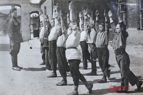 Гимнастика с учениками 4-го класса в 34-й школе, перед уроками, проходила во всех классах по 10-15 минут. 