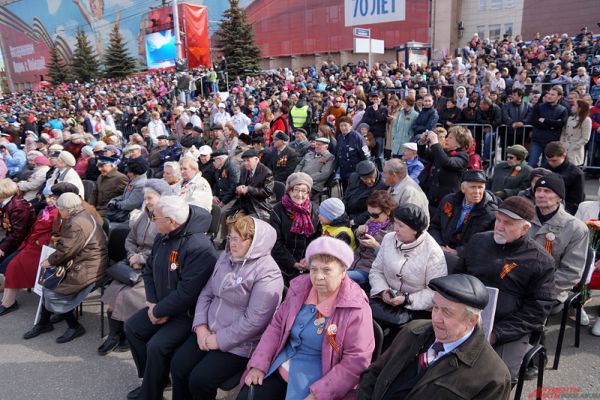 На трибунах разместились свыше 12 тысяч жителей Перми.