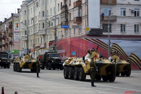 Затем в составе колонны военной техники по площади прошли разведывательно-дозорная машина, бронетранспортеры и специальные автомобили, 152-миллиметровая Гаубица и реактивные системы залпового огня «Град» и «Смерч».