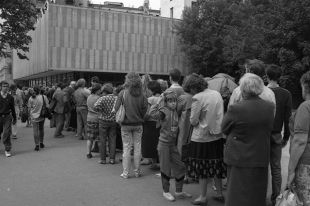Очередь за хлебом на проспекте Калинина (Новом Арбате).