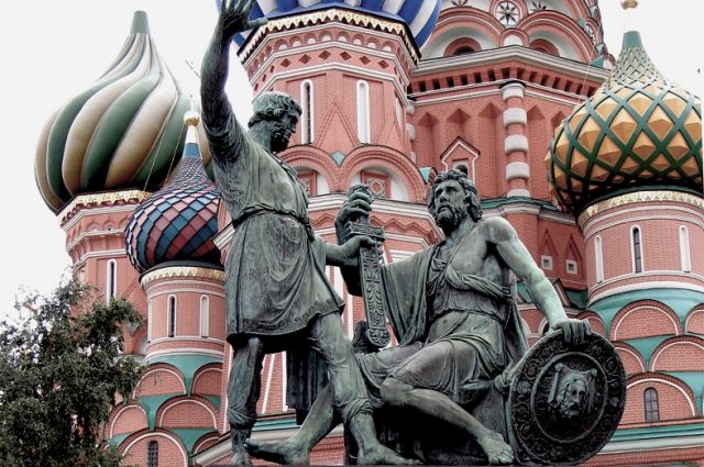 Памятник Минину и Пожарскому на фоне Собора Василия Блаженного.