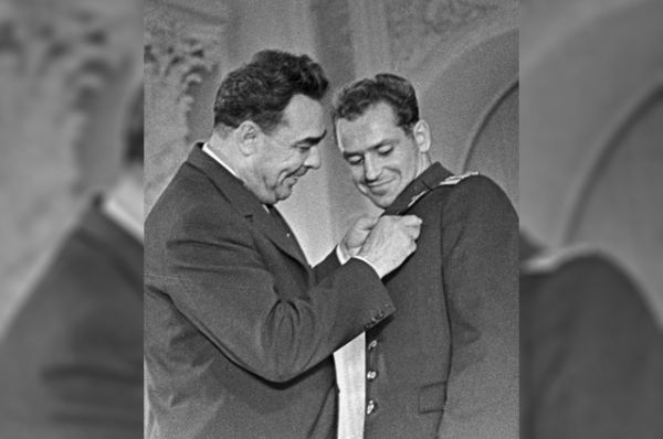 Председатель Президиума Верховного Совета СССР Леонид Ильич Брежнев вручает летчику-космонавту Герману Титову орден Ленина и Золотую звезду Героя Советского Союза. 1961 год