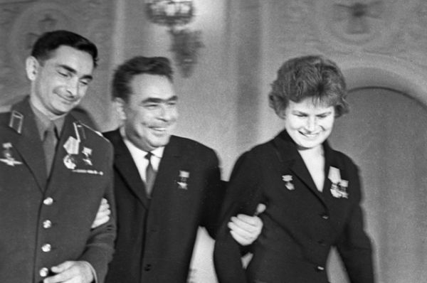 Летчик-космонавт СССР Валерий Быковский , Председатель Президиума Верховного Совета СССР Леонид Брежнев и летчик-космонавт СССР Валентина Терешкова на приеме в Кремле. 1963 год