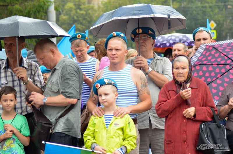 Многие пришли с детьми и родными людьми.