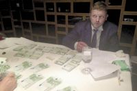 Экс-чиновник находится под арестом до окончания судебного процесса.