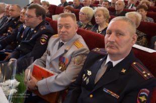 Начальника полиции Первоуральска Олега Грехова (в центре) подозревают во взятке.