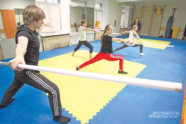 Летом в театре занимаются в основном взрослые – дети разъехались на каникулы. Но запись на занятия  с 1 сентября уже открыта.