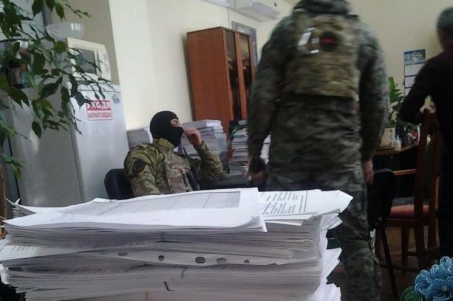 По одной из версий, обыски связаны с использованием бюджетных средств при исполнении контрактов.