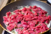Врачи не рекомендуют увлекаться красным мясом.