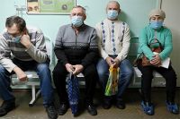 Наиболее заразен человек за два дня до появления симптомов и в первый день болезни – то есть тогда, когда он может считать себя здоровым. Потому носите маски, они снижают риск.