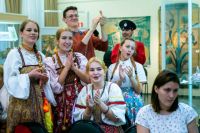 Приходя на вечёрки, молодёжь надевает народные костюмы и поёт народные песни, а потом идёт есть бургеры. И никакого внутреннего конфликта!