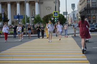 Перед «зеброй» не спешите, убедитесь, что вас пропускают.