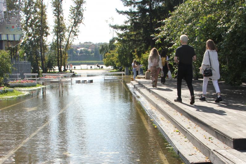 Пешеходные дорожки на Юности полностью ушли под воду.