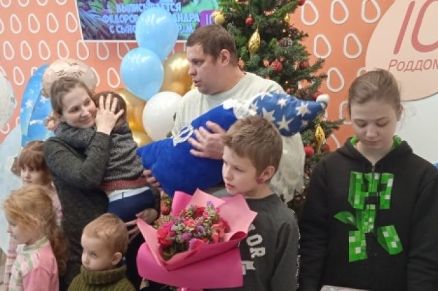 На выписку Саши и малыша пришли многодетный отец и шестеро старших детей.