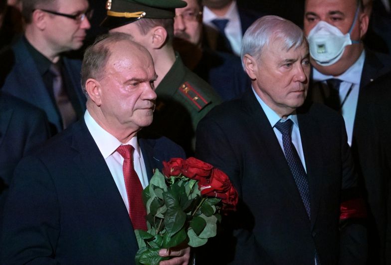 Глава фракции КПРФ Геннадий Зюганов и председатель комитета Госдумы РФ по финансовому рынку Анатолий Аксаков (слева направо) во время церемонии прощания с лидером ЛДПР Владимиром Жириновским в Колонном зале Дома Союзов
