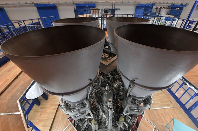Ракетный двигатель РД-180 для РН «Атлас — 5» во время сборки в цехе Научно-производственного объединения энергетического машиностроения имени академика В. П. Глушко.