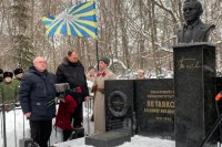 Теперь память о каждом из лётчиков увековечена на стеле слева от памятника конструктору Петлякову.