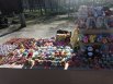 Вместе с игрушками, брелками и глиняными фигурками уже есть в продаже сувениры с символикой Дня Победы.