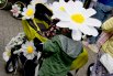 Украшены в тематике празднике были не только коляски, но и дети, и родители.