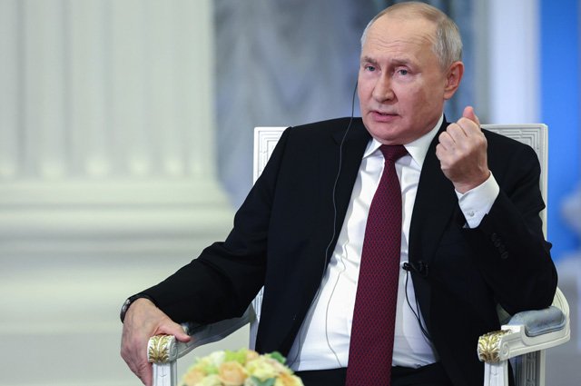 Президент РФ Владимир Путин во время интервью журналисту Медиакорпорации Китая Ван Гуаню.