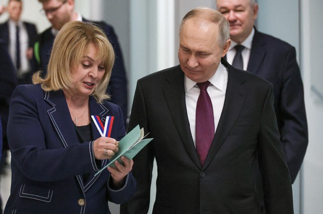 Президент России Владимир Путин в сопровождении председателя Центризбиркома Эллы Памфиловой.