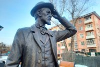 Чехов в виде памятника и сегодня продолжает рассматривать красоты центра Иркутска.