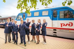Дети выполняют все задачи под присмотром педагогов, но сами.