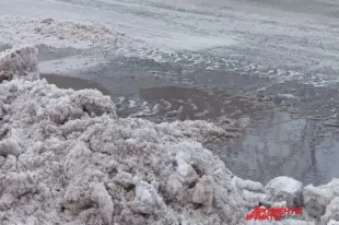 На Екатерининской можно увидеть остатки разлившейся воды и «снежную кашу».