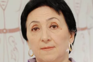 К женщине приехала скорая помощь, однако спасти её не смогли.