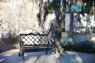 Памятник басу стоит в Кисловодске с 2016 года.