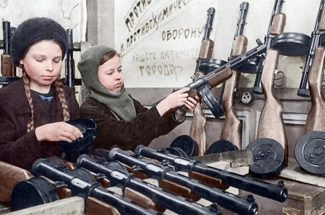 Пятнадцатилетние девушки Нина Николаева и Валя Волкова собирают пистолеты-пулемёты ППД. Ленинград, декабрь 1942 года.