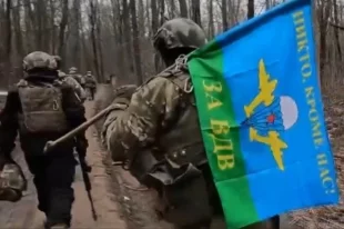 В освобождённом селе российские бойцы установили флаг 83-й отдельной гвардейской десантно-штурмовой бригады.
