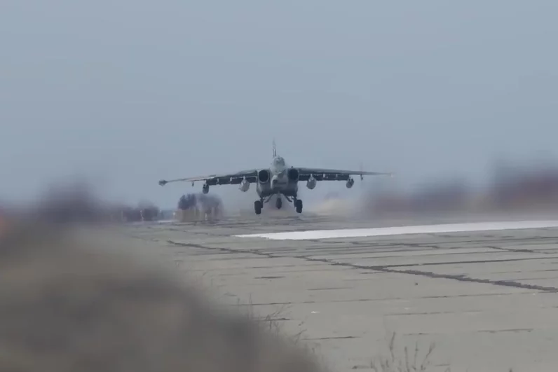 Пуски ракет выполняют парами с малых высот.