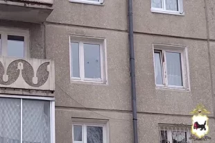 На окнах следы от пуль.