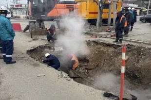 Аварию устраняют коммунальные службы.