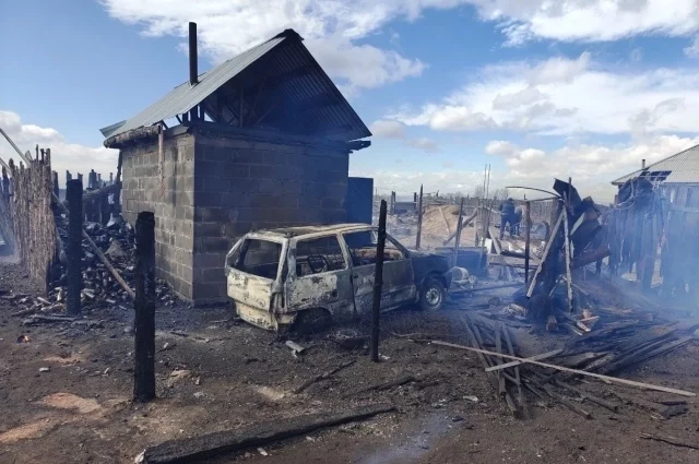 Последствия пожара в селе Калинино в Хакасии.