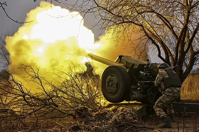 Гаубица Д-30 ведет огонь по позициям ВСУ