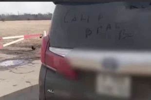 Дорогая иномарка была припаркована возле дороги, ведущей к вертолетной площадке.