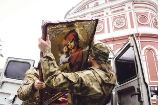 В пограничных храмах священники спасают иконы.