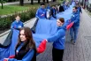 Активисты "Молодой гвардии "Единой России" развернули двухсотметровый флаг возле площади Ленина в Донецке ко Дню республики.