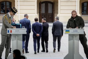 Эммануэль Макрон, Фридрих Мерц, Дональд Туск, Кир Стармер и Владимир Зеленский.