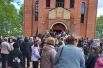 Проститься пришло очень много людей.