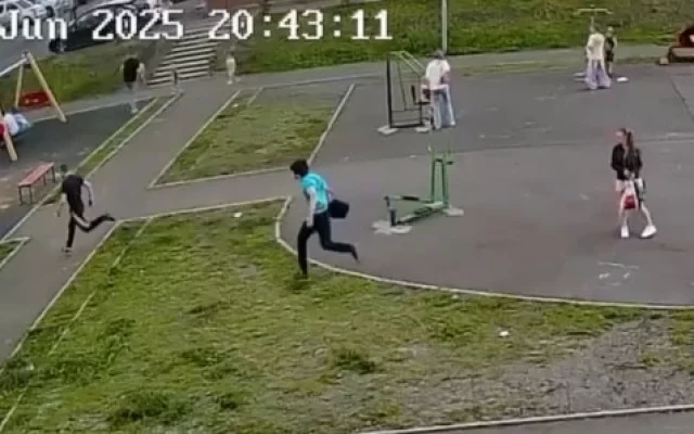 Нападавший гонялся с ножом за пострадавшим по детской площадке.