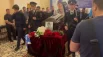Гроб с телом погибшего установили в холле спортшколы.