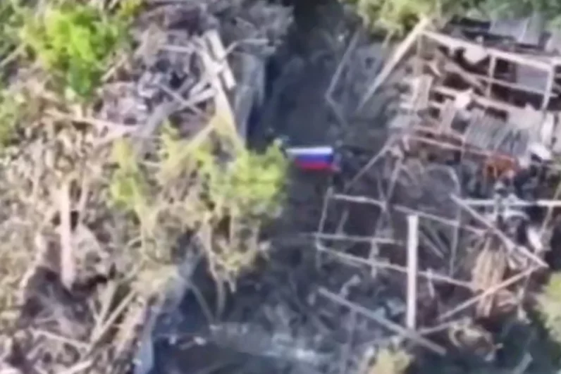 Бойцы 36-й отдельной гвардейской мотострелковой бригады группировки «Восток» развернули флаг России на освобождённой территории населённого пунтка Запорожье.